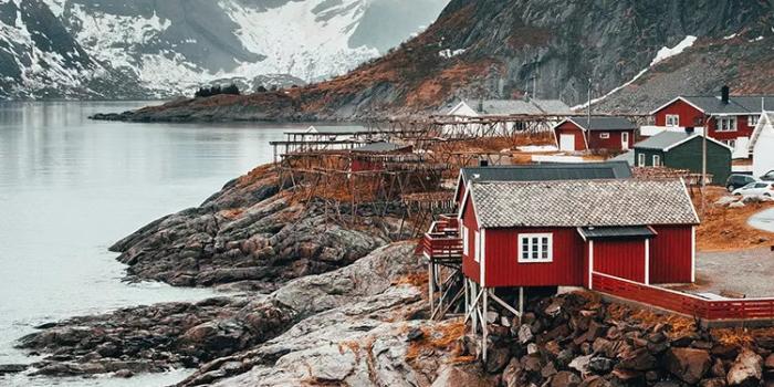 750x1334 River Lakeside Village Mountains iPhone Wallpaper