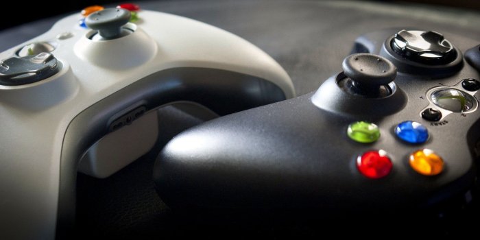 1920x1080 HD wallpaper: two Xbox One controller, xbox 360, black, white