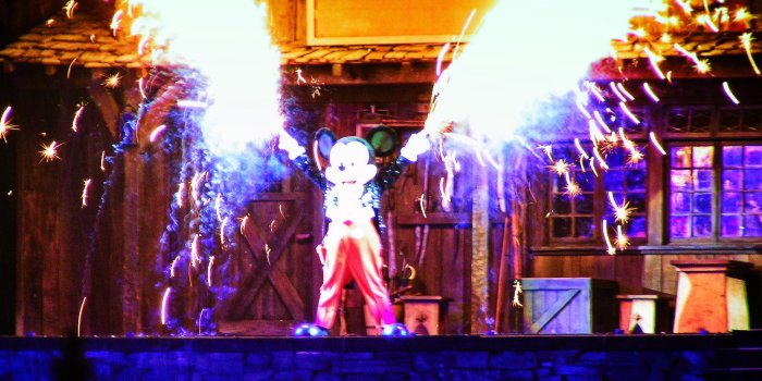 2048x1536 Mickey Mouse with Fireworks in Fantasmic Disneyland 1 - 2 Travel Dads