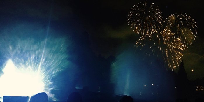 2048x1536 River Belle Terrace Fantasmic! Review | Disneyland Daily
