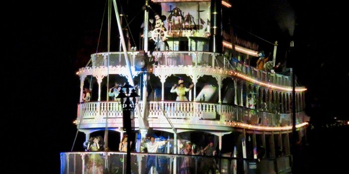 1600x1200 Mouseplanet - Fantasmic! vs World of Color by Todd Pickering