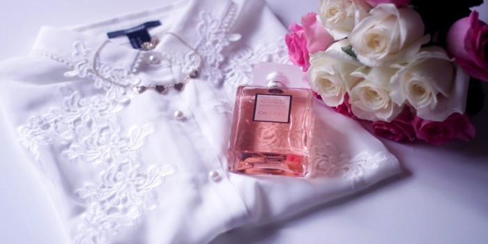 1332x850 Wallpaper flowers, roses, bouquet, blouse, pink, white, perfume