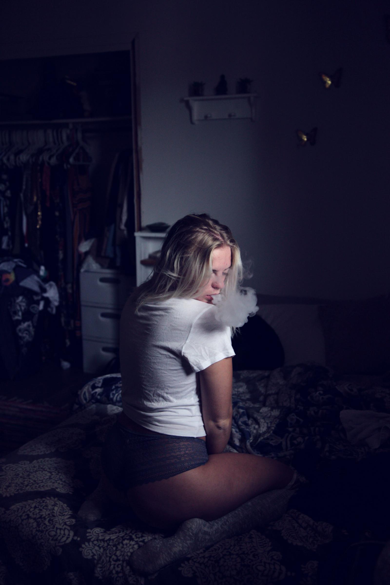 3744x5616 Blonde in Bed Vaping - Buzz Uploads