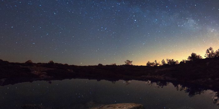 3840x2400 Download wallpaper 3840x2400 starry sky, lake, night, horizon