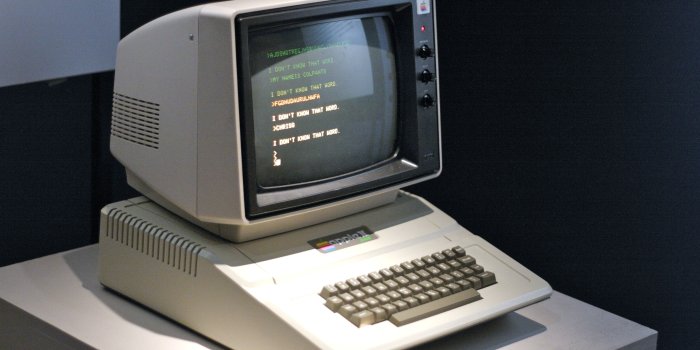 3840x2160 Apple II classic computer, monitor 1125x2436 iPhone XS/X wallpaper