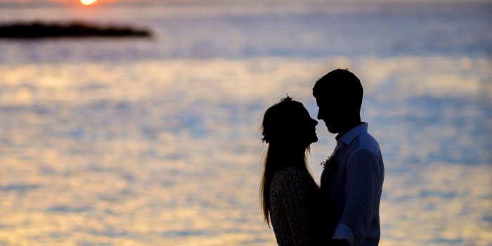 2563x3840 Silhouette of Couple on Seashore · Free Stock Photo