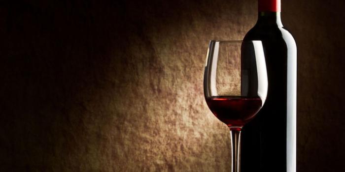 1600x1200 Widescreen / 1080x1080 pixels - A glass of wine - (Alejandro Irwin