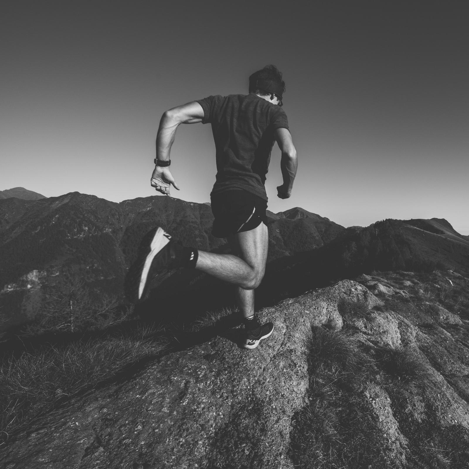 3415x3415 Download wallpaper 3415x3415 athlete, running, mountains, bw ipad