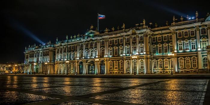 1920x1080 Palace in St. Petersburg under the Russian flag Desktop wallpapers