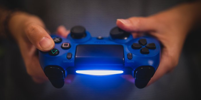5472x3648 1600x1200 wallpaper | blue and black sony playstation dualshock 4