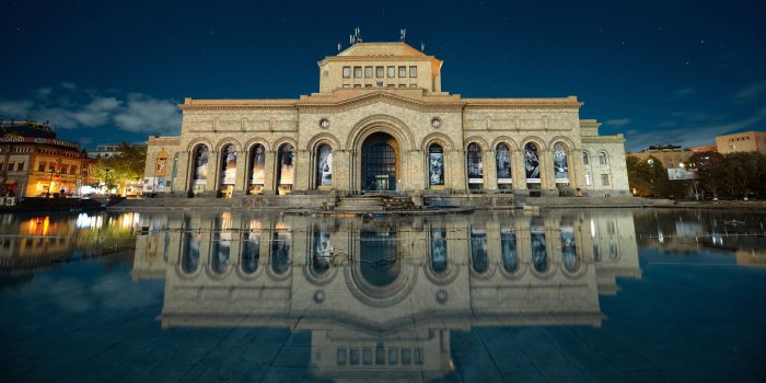 3840x2160 Beige concrete house, building, reflection, armenia yerevan HD