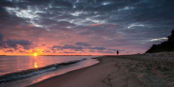 2048x1168 Wallpaper sea, morning, dawn, beach, walk » City, nature, landscape