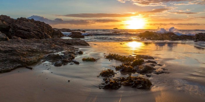 1332x850 Wallpaper sea, wave, beach, rocks, splash, Sunrise, morning, beach