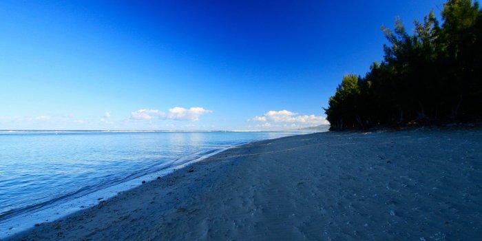 2560x1600 Morning on the beach Wallpaper #42071