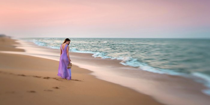 2560x1708 Summer Morning, beaches, footprints, ocean, walk, waves, dress