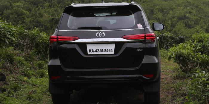 1600x1200 Toyota Fortuner wallpapers, free download