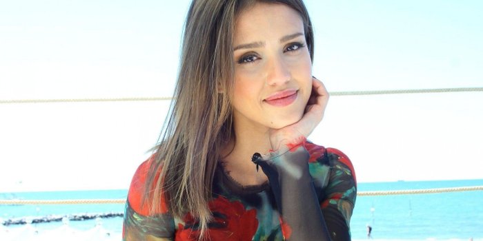 2560x1600 Smiling Jessica Alba wallpapers | Freshwallpapers