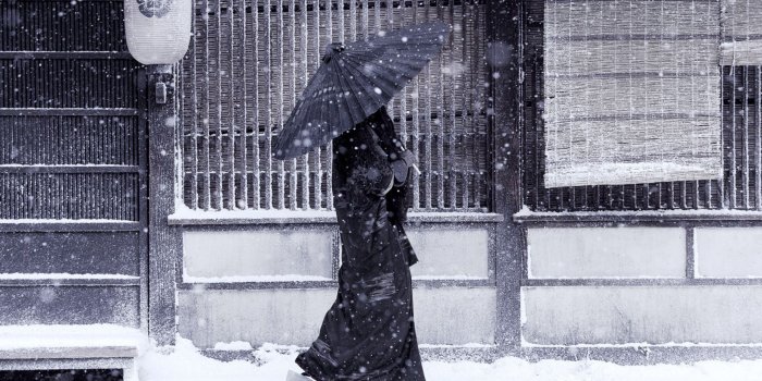 1680x1050 Japan, winter, snow, japanese, umbrellas :: Wallpapers