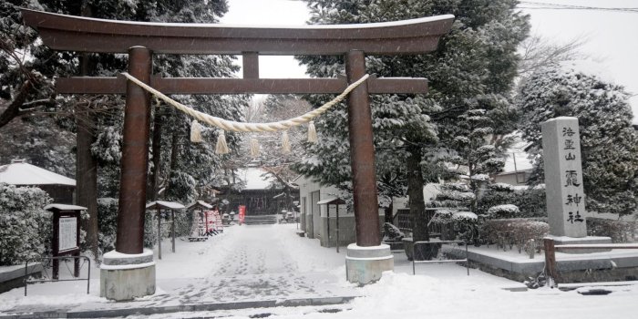 1869x1050 Brown shrine, winter, shrine, Japan, snow HD wallpaper | Wallpaper Flare