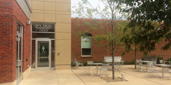 1024x768 Frankfort Ivy Tech Community College Courtyard - J.R. Kelly Company