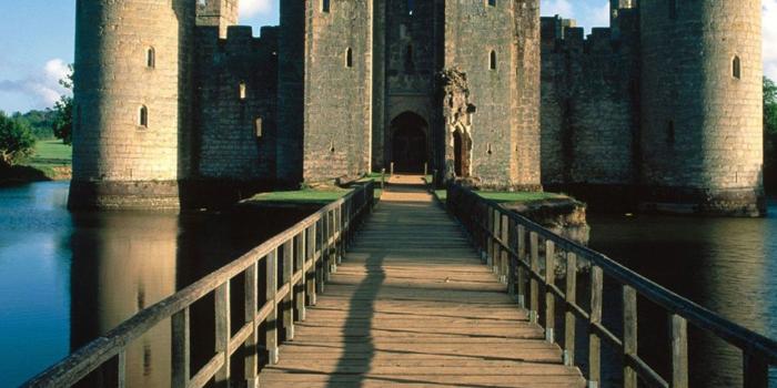 2524x2524 Bodia Castle and the famous wood bridge - HD wallpaper