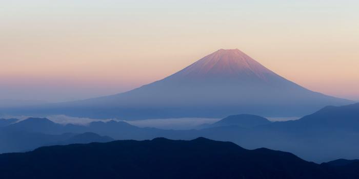 1600x1200 Download wallpaper 1600x1200 volcano, fog, mountain, fuji, japan