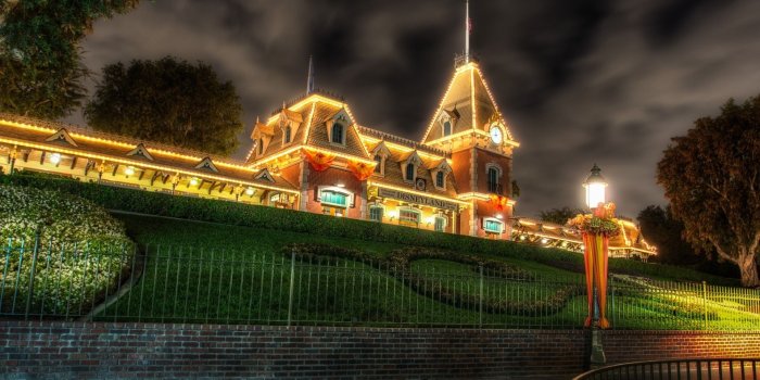 1920x1200 Main Street Train Station at Halloween - Phone wallpapers