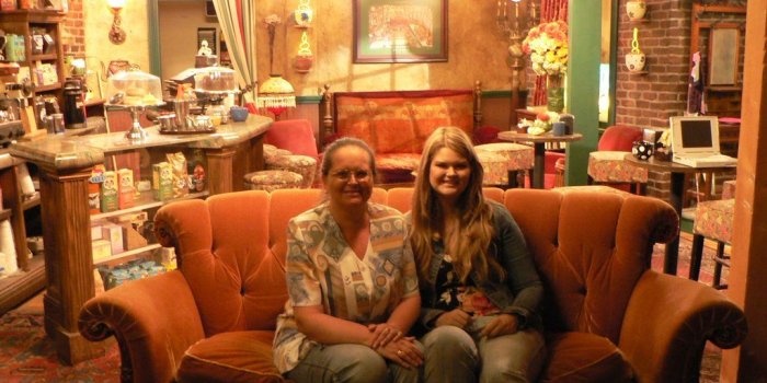 1024x768 friends couch wallpaper Archives - Rebeccarcahill.com