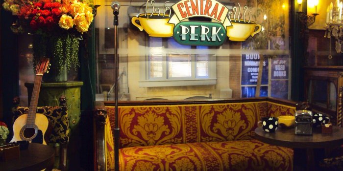2048x1536 Friends Central Perk Wallpapers
