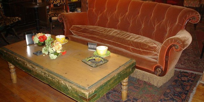 1024x768 File:Friends Central Perk couch.jpg - Wikimedia Commons