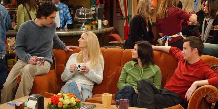 2048x1536 The Central Perk couch from 'Friends' could be yours for just £20,000