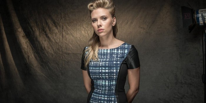 1332x850 Wallpaper girl, background, dress, actress, Scarlett Johansson
