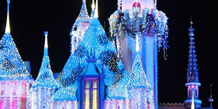 750x1334 Disney Christmas Wallpaper Iphone - Disneyland Free Wallpaper