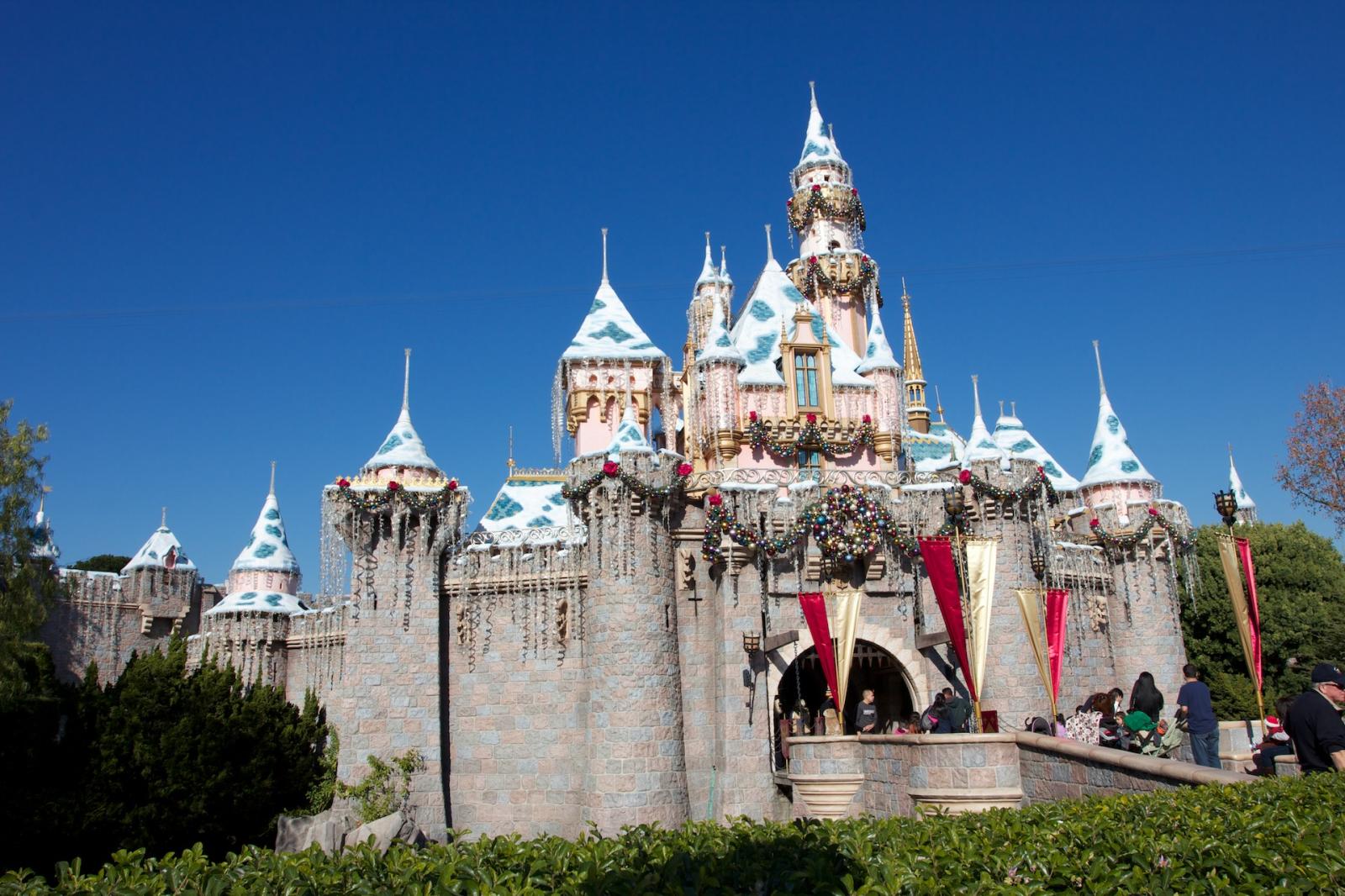 1920x1280 Christmas at Disneyland – Sleeping Beauty Castle Desktop Wallpaper