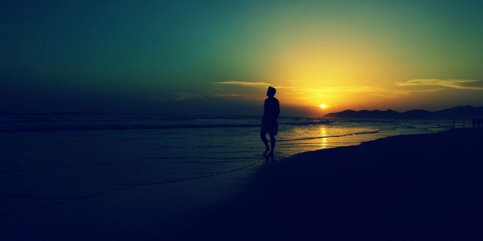 2560x1600 Alone Man Wallpapers