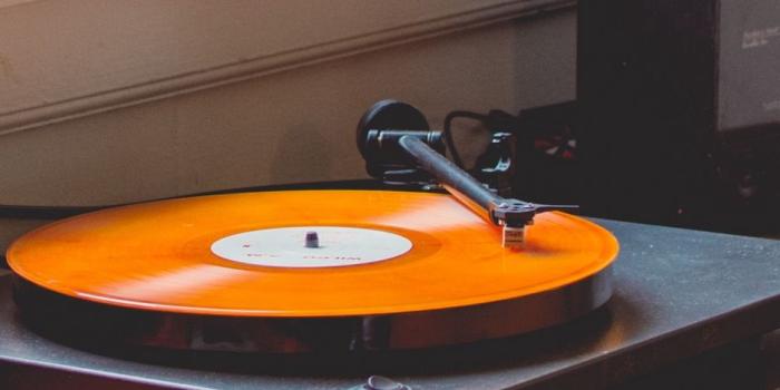 938x1668 Download wallpaper 938x1668 vinyl record player, record, retro