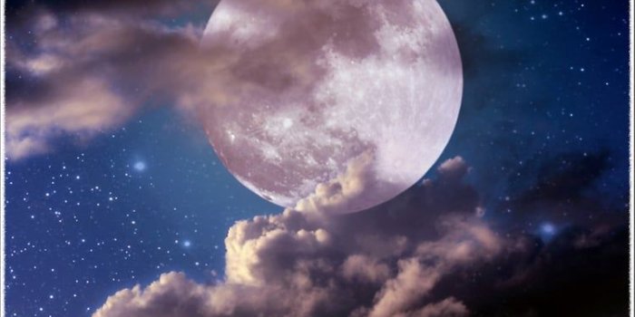 750x1199 Amazing shot from a bright shining Moon between some perfect clouds