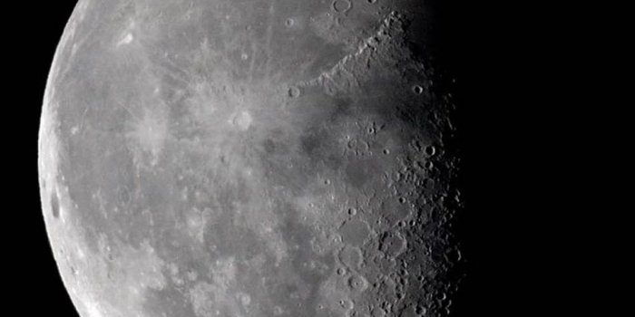 950x1520 Half Moon Hd Mobile Wallpaper - Moon Phone Wallpaper 4k, Hd