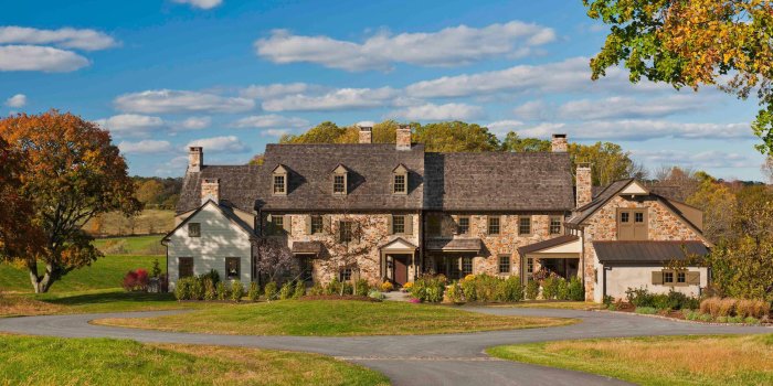 2560x1440 A Fieldstone Farmhouse on clear, Autumn day in picturesque Chester
