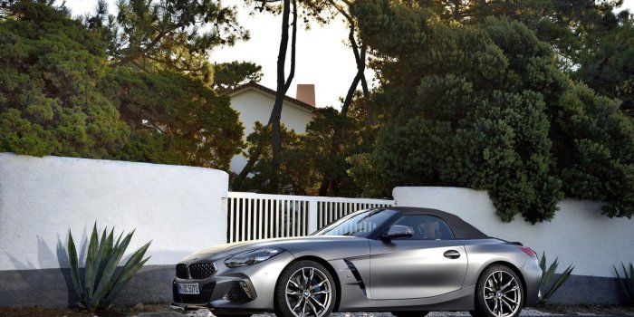 1332x850 Wallpaper trees, house, grey, the fence, BMW, Roadster, BMW Z4, M40i