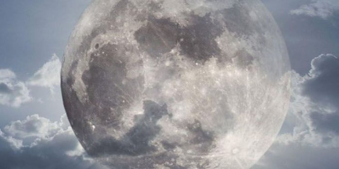 744x1392 Super Moon Over Sea - The iPhone Wallpapers