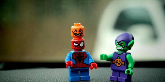3888x2680 spiderman and green goblin lego minifig free image | Peakpx