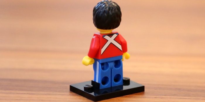 1024x768 BR LEGO Minifigure | Quest for Bricks