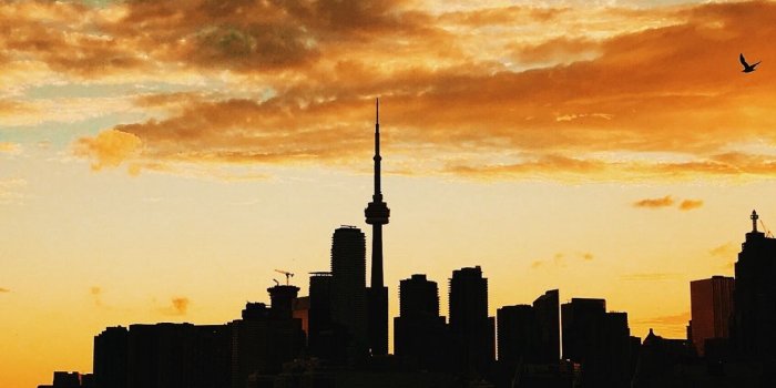 1080x1920 Download wallpaper 1080x1920 toronto, canada, sunset, buildings, sea