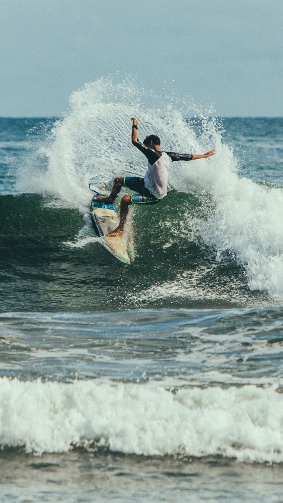 938x1668 Download wallpaper 938x1668 surfing, surfer, trick, wave iphone 8/7