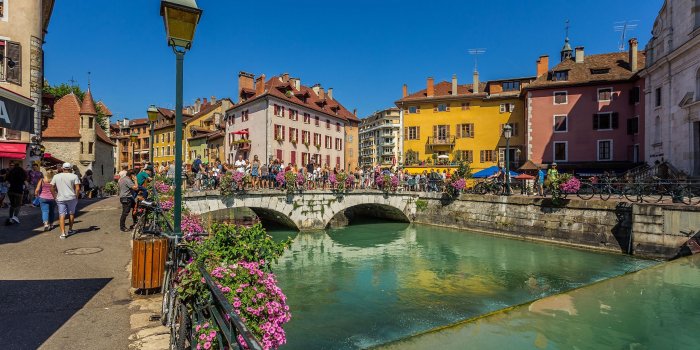 2560x1600 Download wallpapers Annecy, Thiou, river, cityscape, summer, French