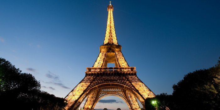 2560x1600 HD Eiffel Tower Wallpaper