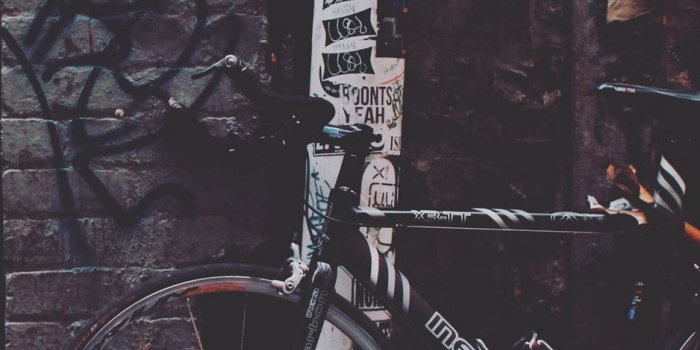 938x1668 Download wallpaper 938x1668 bicycle, yard, graffiti iphone 8/7/6s/6