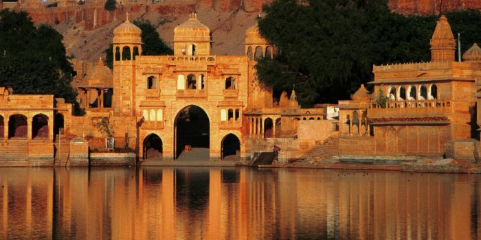 1600x1200 Download wallpaper 1600x1200 india, structures, arches, water