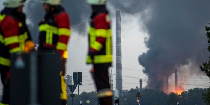 2205x1654 Eight injured and hundreds evacuated in German oil refinery
